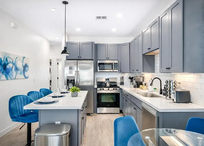 Sapphire Leaf- Luxury 3br- Pool, King Beds, Spacious, Quiet, Garage, Close To Airport And Oldtown Holiday home *